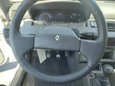 Veículo de Sucata renault clio i b c57_, 5 357_ 1.9 d b c s576. b c s57l do ano 1993 alimentado 