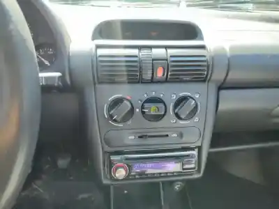 Veículo de Sucata opel corsa b (s93) 1.0 i 12v (f08. f68. m68) do ano 2000 alimentado x 10 xe