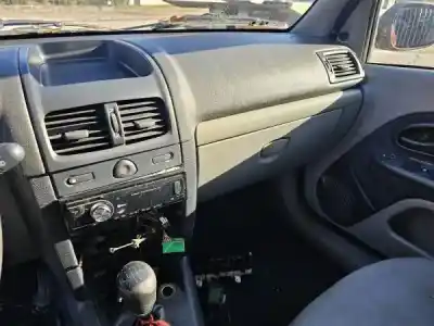 Veículo de Sucata renault clio ii bb_, cb_ 1.2 bb0a. bb0f. bb10. bb1k. bb28. bb2d. bb2h. cb0a.... do ano 2001 alimentado 