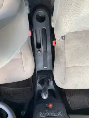 Scrapping Vehicle renault clio iii (br0/1, cr0/1) 1.2 16v (br02 br0j br11 cr02 cr0j cr11) of the year 2006 powered d4f 740