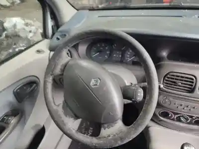 Véhicule à la ferraille renault megane scenic (ja0/1_) 1.4 i (ja0e) de l'année 2000 alimenté 