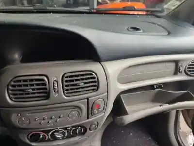 Véhicule à la ferraille renault megane scenic (ja0/1_) 1.4 i (ja0e) de l'année 2000 alimenté 