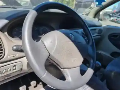 Véhicule à la ferraille renault megane scenic (ja0/1_) 1.9 dti (ja0n) de l'année 2000 alimenté 