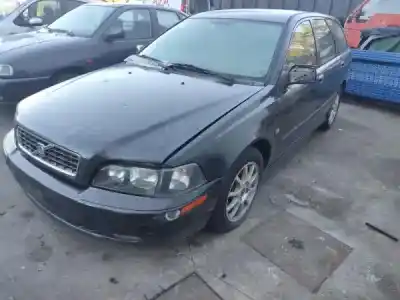 Veículo de Sucata volvo v40 combi (vw) 1.9 td gasóleo 1997 5p do ano 2002 alimentado d 4192 t3