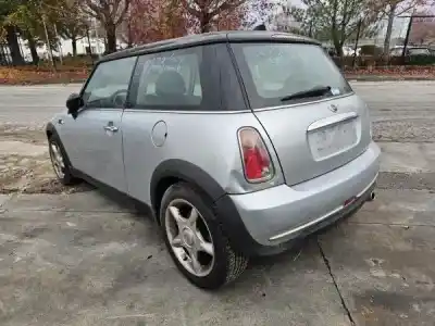 Sloopvoertuig mini mini (r50, r53) cooper van het jaar 2005 aangedreven w10 b16 a