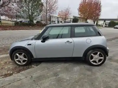 Sloopvoertuig mini mini (r50, r53) cooper van het jaar 2005 aangedreven w10 b16 a
