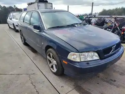Veículo de Sucata volvo v40 combi (vw) 1.9 td gasóleo 1997 5p do ano 1998 alimentado d 4192 t