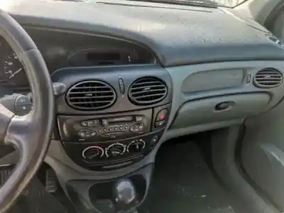 Véhicule à la ferraille renault megane scenic (ja0/1_) 1.4 i (ja0e) de l'année 1998 alimenté e7j 764