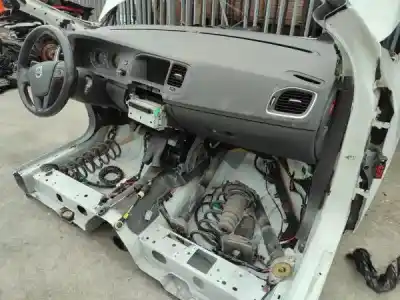 Veículo de Sucata volvo v60 i (155) d3 / d4 do ano 2011 alimentado 