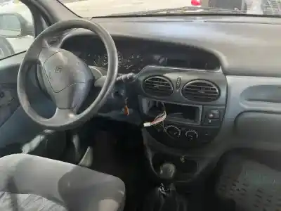 Veículo de Sucata renault megane scenic (ja0/1_) 1.6 e (ja0f) do ano 2001 alimentado 