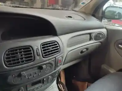 Véhicule à la ferraille renault megane scenic (ja0/1_) 1.4 i (ja0e) de l'année 2003 alimenté 