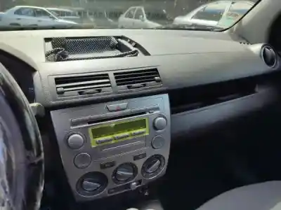 Veículo de Sucata mazda 2 (dy) 1.2 do ano 2003 alimentado fuja