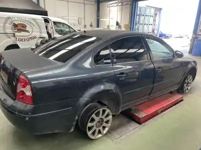 Veículo de Sucata volkswagen passat berlina (3b3) 1.9 tdi do ano 2004 alimentado awx