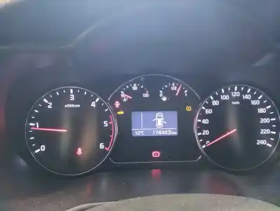 Vehicul casat kia carens ( ) drive al anului 2015 alimentat d4fd