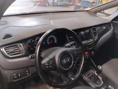 Vehicul casat kia carens ( ) drive al anului 2015 alimentat d4fd