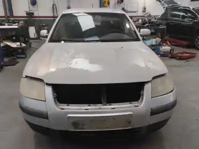 Veículo de Sucata VOLKSWAGEN PASSAT BERLINA (3B3) 3BG do ano 2002 alimentado AWX