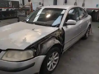 Veículo de Sucata volkswagen passat berlina (3b3) 3bg do ano 2002 alimentado awx