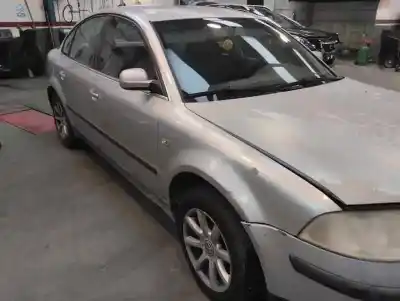 Veículo de Sucata volkswagen passat berlina (3b3) 3bg do ano 2002 alimentado awx