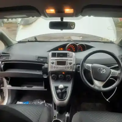 Sloopvoertuig toyota verso 2.0 d-4d cat van het jaar 2009 aangedreven 1adftv