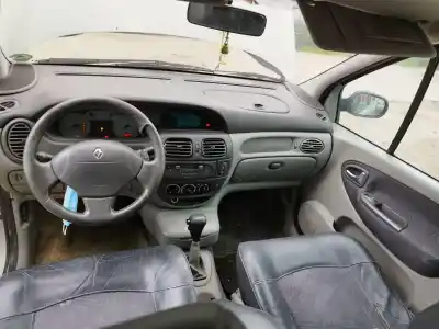 Здавання транспортного засобу renault   року 2002 потужний 