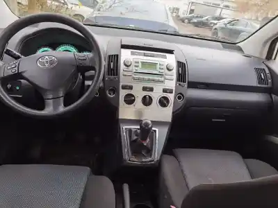 Veículo de Sucata toyota corolla verso (r1) 2.0 d-4d luna do ano 2004 alimentado 