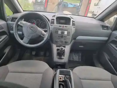 Veículo de Sucata opel zafira b 1.9 cdti do ano 2006 alimentado 