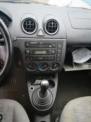 Veicolo di demolizione ford fiesta (cbk) 1.4 16v cat dell'anno 2003 alimentato 