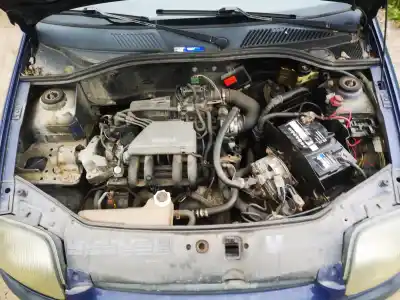 Veículo de Sucata renault   do ano 2001 alimentado 