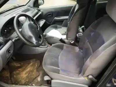 Veículo de Sucata renault   do ano 2001 alimentado 