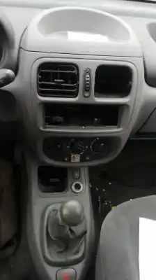 Veículo de Sucata renault   do ano 2001 alimentado 