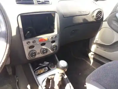 Sloopvoertuig alfa romeo 147 (190) 1.9 jtd distinctive van het jaar 2002 aangedreven 937a2000