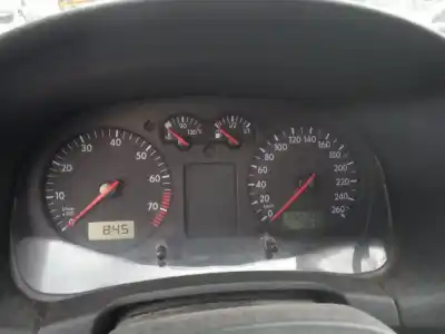 Veículo de Sucata volkswagen golf iv (1j1) 1.6 do ano 1999 alimentado aeh,akl,apf