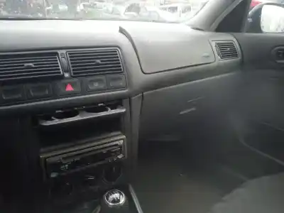 Veículo de Sucata volkswagen golf iv (1j1) 1.6 do ano 1999 alimentado aeh,akl,apf