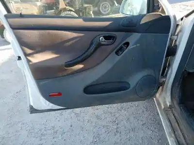 Здавання транспортного засобу seat leon (1m1) 1.6 16 v року 2001 потужний azd