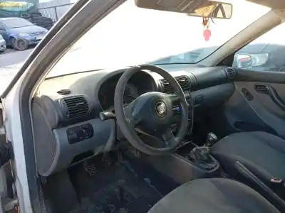Здавання транспортного засобу seat leon (1m1) 1.6 16 v року 2001 потужний azd