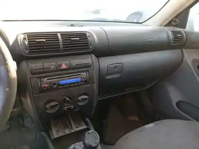 Здавання транспортного засобу seat leon (1m1) 1.6 16 v року 2001 потужний azd