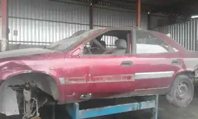 Véhicule à la ferraille citroen xantia berlina de l'année 1993 alimenté 