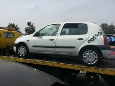 Здавання транспортного засобу renault clio ii fase i (b/cbo) 1.2 року 2001 потужний 