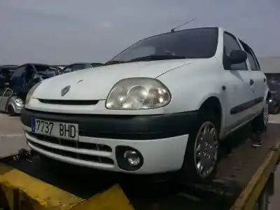 Здавання транспортного засобу renault clio ii fase i (b/cbo) 1.2 року 2001 потужний 