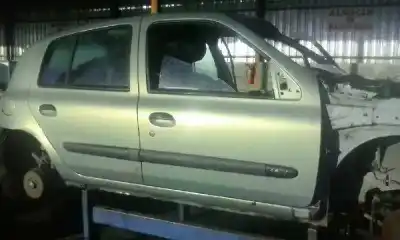 Véhicule à la ferraille renault                                            clio ii fase ii (b/cb0)                                                                                                                                                                                                                                    expression                                                                                                                                                                                                                                                 de l'année 2001 alimenté d4f