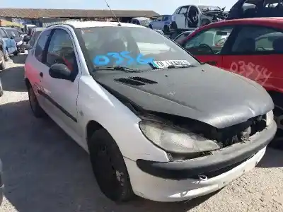 Veículo de Sucata peugeot 206 berlina play station 2 do ano 2001 alimentado rhy