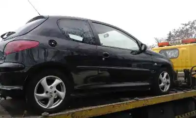 Veículo de Sucata peugeot 206 berlina play station 2 do ano 2003 alimentado rhy