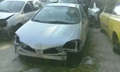 Véhicule à la ferraille nissan primera berlina (p12) * de l'année 2001 alimenté 