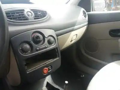 Veículo de Sucata renault clio iii imusic confort dynamique 68 cv / 50 kw do ano 2006 alimentado k9k t7