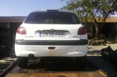 Veículo de Sucata peugeot 206 berlina play station 2 do ano 2015 alimentado rhy