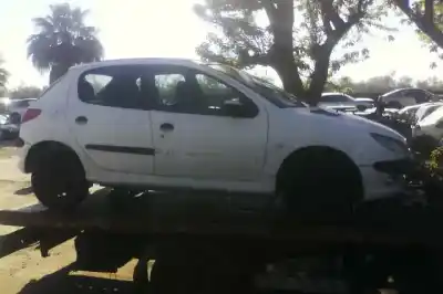 Veículo de Sucata peugeot 206 berlina play station 2 do ano 2015 alimentado rhy