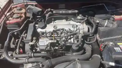 Veículo de Sucata volvo v40 familiar do ano 1999 alimentado d4192t2