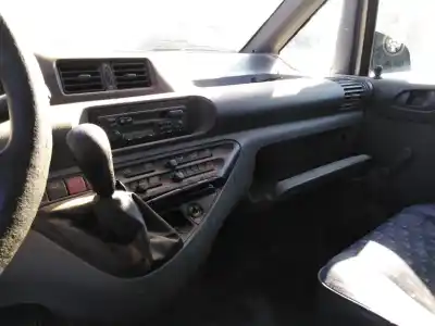 Veículo de Sucata peugeot expert kombi 2.0 hdi (dw10bted) do ano 2001 alimentado rhz