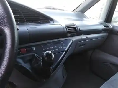 Sloopvoertuig peugeot 806 (221) 2.1 td 12v van het jaar 2002 aangedreven 221pa2