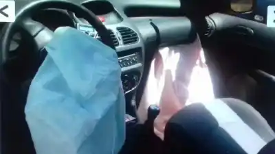 Veículo de Sucata peugeot 206 berlina look do ano 2005 alimentado 8hz